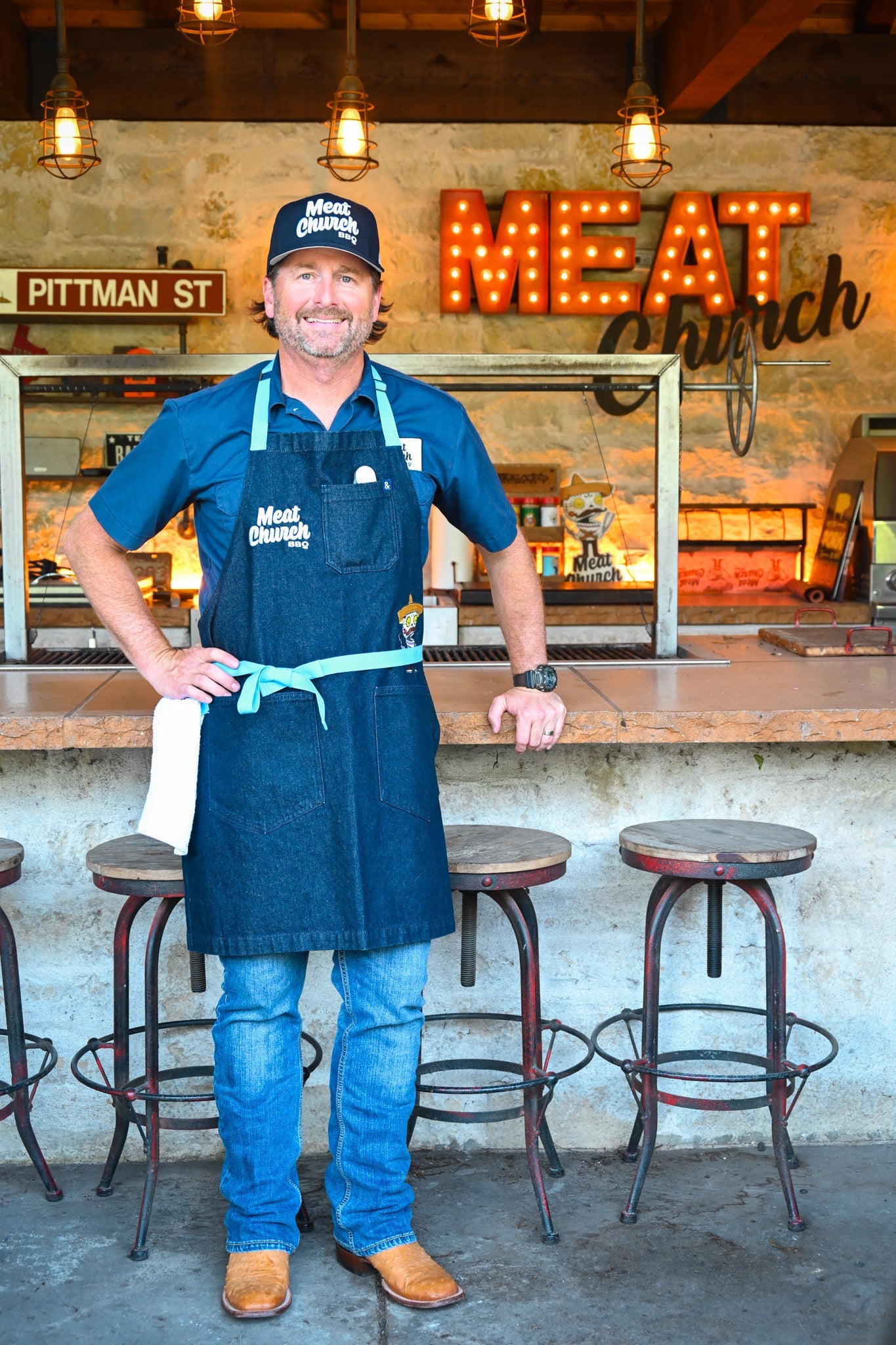 hedley-and-bennett-meat-church-apron-navy-b2 NAVY_H_B_APRON_LIFESTYLE_OUTDOOR_KITCHEN_TIED.jpg